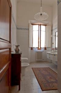 La salle de bains est pourvue de toilettes et d'un lavabo. dans l'établissement Cosetta Guest House, à Certaldo