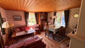 ein Wohnzimmer mit Sofa und Tisch in der Unterkunft Idyllisches Landhaus mit Ruderboot, Südschweden in Vissefjärda