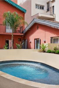 una piscina di fronte a un edificio di Nice Excelsior Centre ville by HappyCulture a Nizza