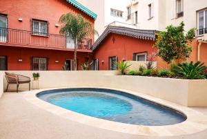 una piscina di fronte a un edificio di Nice Excelsior Centre ville by HappyCulture a Nizza
