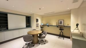 マニラにあるAdahkuMaya Luxury Suitesの会議室(テーブル、椅子、プロジェクター付)