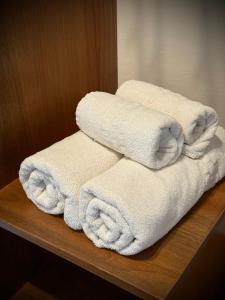 a pile of towels sitting on a wooden shelf at Cassorova Resort e Ecoturismo in Brotas