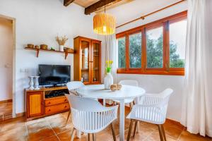 TV a/nebo společenská místnost v ubytování Chalet Turó by dracmallorca