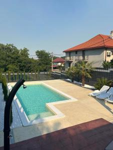 Bazén v ubytování Elysium Garden nebo v jeho okolí