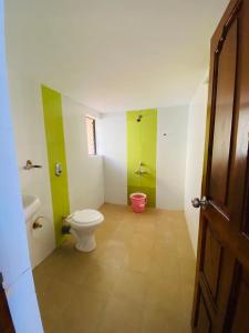 Ένα μπάνιο στο Tapas Villa 4Bhk