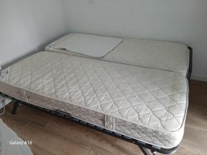 Ένα ή περισσότερα κρεβάτια σε δωμάτιο στο Aix Pont de Larc California 2 Coté Jardin - Parking