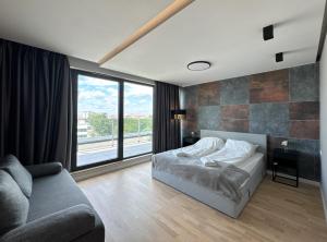 Postel nebo postele na pokoji v ubytování Panorama Capital SkyRiver Residence