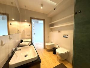 Koupelna v ubytování Panorama Capital SkyRiver Residence + 37 fotografií