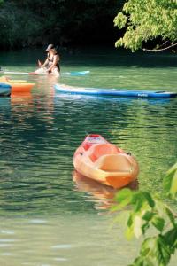 Ein Mann sitzt auf einem Kajak im Wasser in der Unterkunft Beautiful Tented Cabin by a Creek - Ideal for a Fun Family Vacation in Seguin, Texas in Lauback