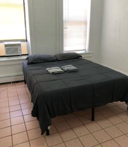 Private 2-bedroom apartment and New York City Manhattan only 15 mins away في يونيون سيتي: سرير عليه منشفتين في غرفة النوم