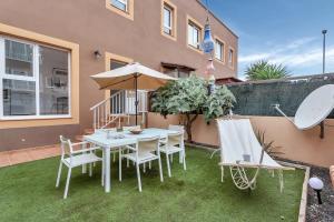 Patio nebo venkovní prostory v ubytování Las Dunas Corralejo Home with swimming pool