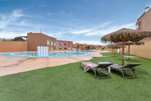 Bazén v ubytování Las Dunas Corralejo Home with swimming pool nebo v jeho okolí