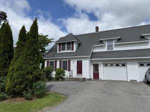 Casa blanca con garaje rojo y blanco en Huge Modern Townhome 10mins to Beach, en Scarborough