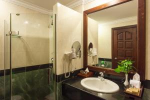 łazienka z umywalką i prysznicem w obiekcie Prince Angkor Hotel & Spa w Siem Reap