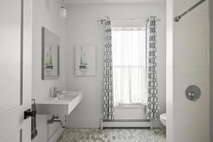 Ένα μπάνιο στο Luxurious West End Historic Townhome - The Cushman +34 φωτογραφίες