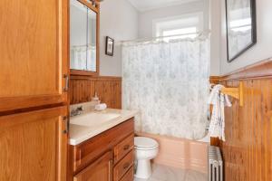 Un baño con lavabo, inodoro y ducha. en Knock on Wood - Airy Charm in Heart of Downtown, en Portland 18 fotos más