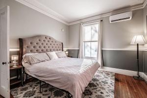 Un dormitorio con una cama grande y una ventana en State of Charm - Historic West End Haven, en Portland