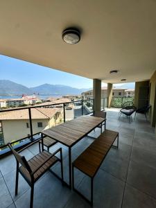 a balcony with a table and chairs and a view at Appart tout équipé et vue sur la mer in Propriano +15 photos