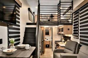 Posezení v ubytování Modern Lofted Tiny House Fully Equipped with Lake Views in Texas