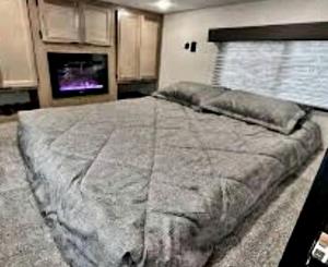 um quarto com uma cama grande em um quarto em Modern Lofted Tiny House Fully Equipped with Lake Views in Texas em Quitman