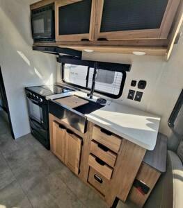 A cozinha ou kitchenette de Modern Lofted Tiny House Fully Equipped with Lake Views in Texas