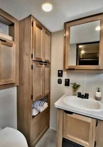 Kuchyň nebo kuchyňský kout v ubytování Modern Lofted Tiny House Fully Equipped with Lake Views in Texas