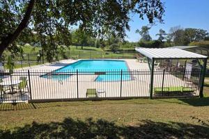 uma cerca com uma piscina num quintal em Modern Lofted Tiny House Fully Equipped with Lake Views in Texas em Quitman