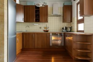 Nhà bếp/bếp nhỏ tại Dwupoziomowy apartament zielone spokojne rodzinne