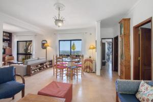 een woonkamer met een tafel en stoelen bij Villa La Ribeyre in Boliqueime