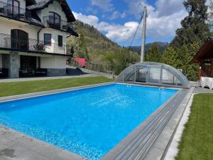una piscina frente a una casa en Domki i Apartamenty Nad Wodospadem, en Szczawnica