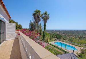 uitzicht vanaf het balkon van een huis met zwembad bij Villa La Ribeyre in Boliqueime