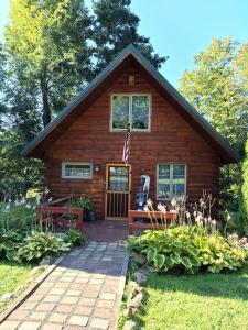 Zahrada ubytování Charming Creekside Log Cabin with Wood Burning Stove Overlooking the Neshannock Creek, Western PA