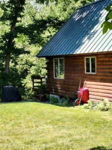Zahrada ubytování Charming Creekside Log Cabin with Wood Burning Stove Overlooking the Neshannock Creek, Western PA