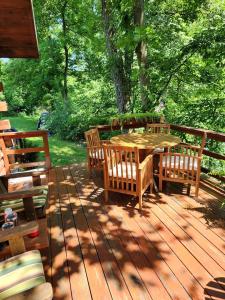 Fotografie z fotogalerie ubytování Charming Creekside Log Cabin with Wood Burning Stove Overlooking the Neshannock Creek, Western PA v destinaci Volant