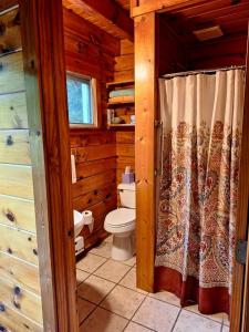 Koupelna v ubytování Charming Creekside Log Cabin with Wood Burning Stove Overlooking the Neshannock Creek, Western PA