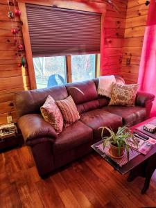 Posezení v ubytování Charming Creekside Log Cabin with Wood Burning Stove Overlooking the Neshannock Creek, Western PA