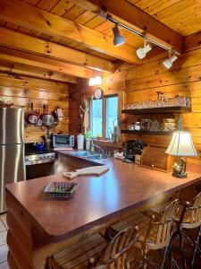 Kuchyň nebo kuchyňský kout v ubytování Charming Creekside Log Cabin with Wood Burning Stove Overlooking the Neshannock Creek, Western PA