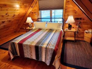 Postel nebo postele na pokoji v ubytování Charming Creekside Log Cabin with Wood Burning Stove Overlooking the Neshannock Creek, Western PA