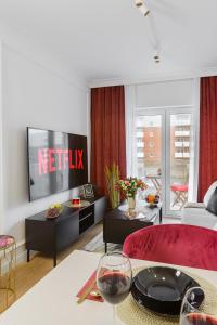 Et tv og/eller underholdning på Lumina luxury apartment with parking + 33 billeder