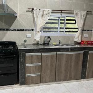 Η κουζίνα ή μικρή κουζίνα στο Complejo Kennedy Apart & Eventos +4 φωτογραφίες
