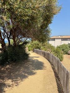 A garden outside Superbe T3 NEUF VUE MER