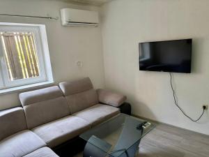 TV a/nebo společenská místnost v ubytování Apartment in Old Town- with parking