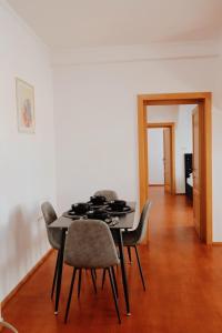 a dining room with a table and chairs in a room at TOTO's apartment in Gheorgheni