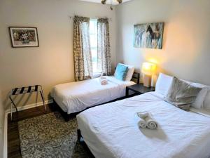 Un dormitorio con dos camas y una ventana. en The Columbia Crash Pad Near Bases, USC, Shops, en Columbia