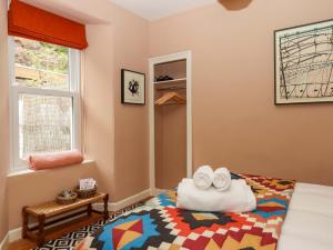 une chambre avec un lit et une fenêtre dans l'établissement Captains Cottage, à Brixham