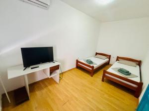 TV a/nebo společenská místnost v ubytování Apartment in Old Town- with parking