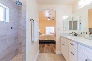 O baie la King Bed - Hot Tub, 3 Queens, Home away from home