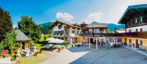 uma vista aérea de um resort com um parque de skate em Scheffer's Hotel em Altenmarkt im Pongau