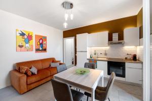 un salon avec un canapé et une table dans l'établissement Diamond House Holiday, à Capiago Intimiano