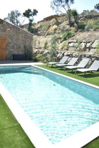 einen Pool mit Liegestühlen und einem Berg in der Unterkunft Alivu bergerie Sotta hyper cosy in Sotta